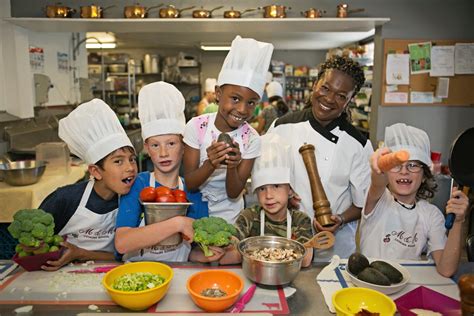 Making a pleasant experience for kids in the kitchen during the holidays